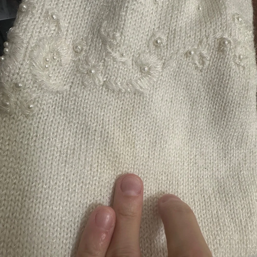 Vintage Jaclyn Smith Ivory‎ Floral Embroidered Pearl V Neck Faux Wrap Sweater